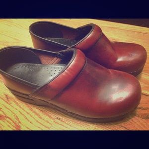 Dansko Clogs Burgundy Size 7 Barely Worn