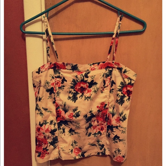 Floral crop tank. Sexy sexy ❤️❤️❤️👌🏻 size small