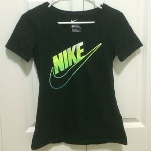 NEW Nike Swoosh Graphic Tee