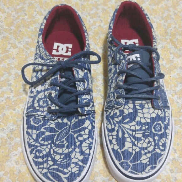 Lace patterned DC shoes