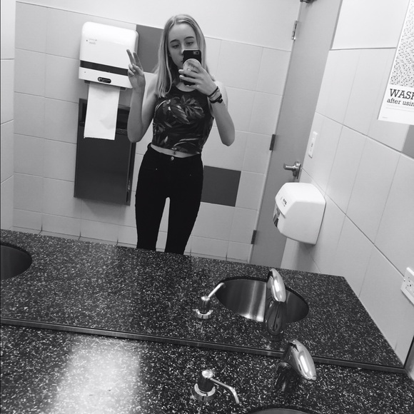 Meet your posher! - Picture 2 of 4