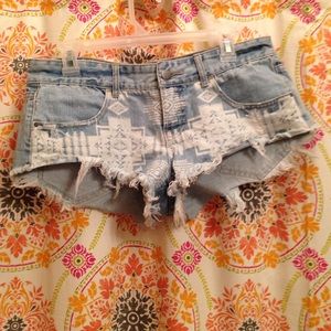 Billabong white Aztec print, Jean shorts