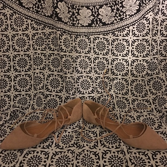 Cute ankle wrap ballet flats!! Fits 8-8.5 - Picture 2 of 2