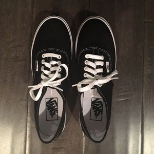 black authentic lo pro vans