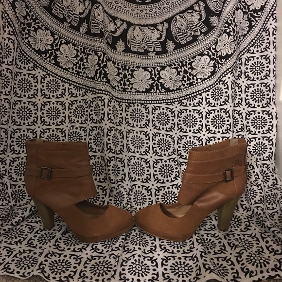 Amazing ankle cuff heels! - Picture 2 of 2