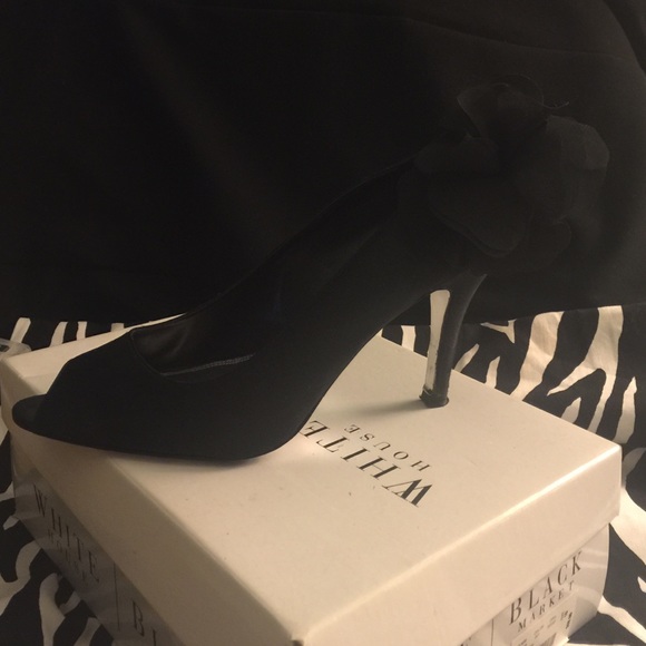 Nice Satin Black pumps with black accent flower