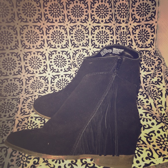 Black fringe bootie, super comfortable!! - Picture 1 of 2
