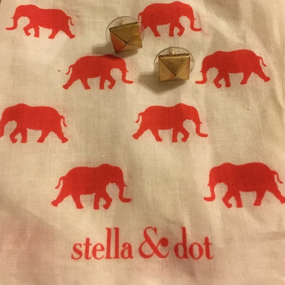 Authentic Stella & Dot Gold Cleo Studs