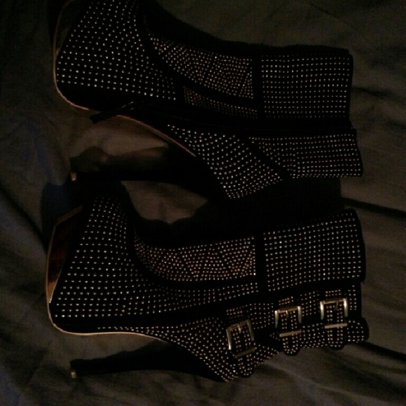 ❌RESERVED (until 1/12/17)❌ Gold/black club heels