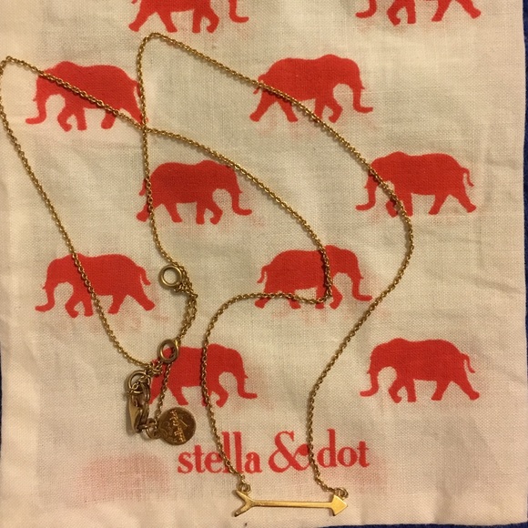Stella & Dot Gold On The Mark Arrow Necklace