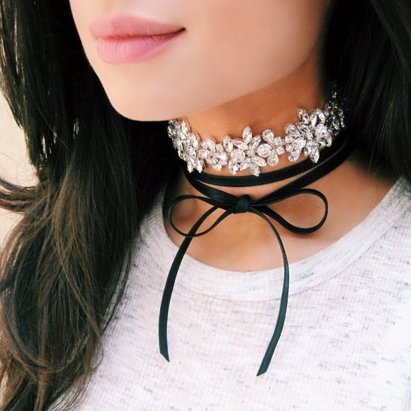 Custom crystal & leather choker 👄❤️