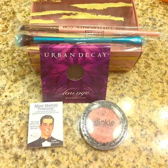 5 item Eyeshadow and brush bundle💋