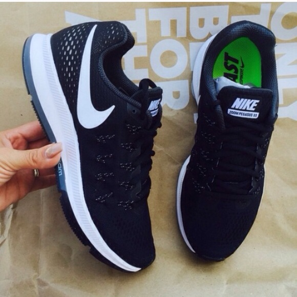 Nike Shoes - NIKE WOMEN ORIGINAL ZOOM PEGASUS Sz 8 NEW