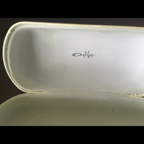 Ladies Oakley Sunglasses.