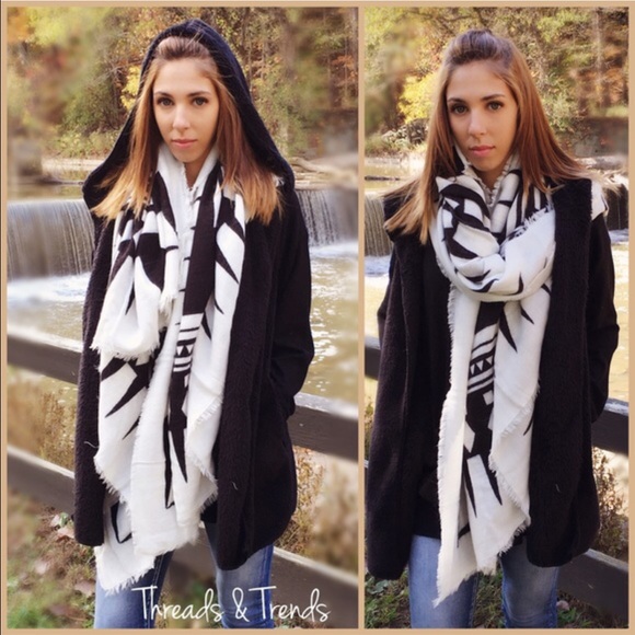 Tribal Print Blanket Scarf Cape/Poncho - Picture 2 of 4