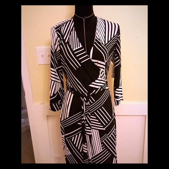 Fresh geometric print wrap dress!