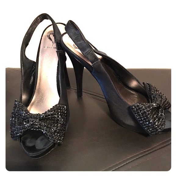 Elegant black Steve Madden heels with bow 🎀