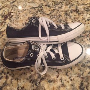 Black converse tennis shoes