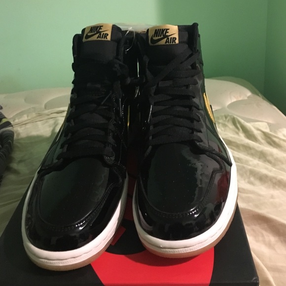 air jordan men 1 retro high og black metallic gold