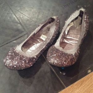 Stretchy tops sequined flats