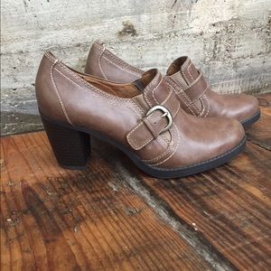 Adorable brown Naturalizer heel loafers