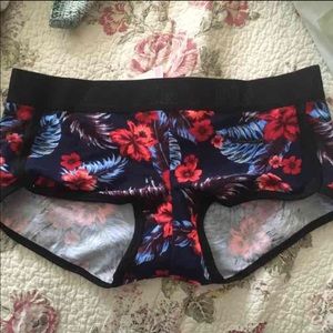 NWT! PINK Boyshorts size Large