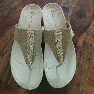 NWOT Adorable Bear Trap sandals size 10