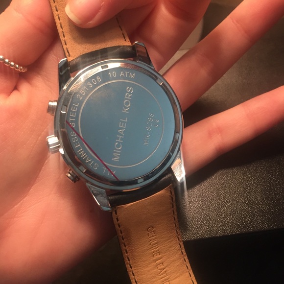 NEW authentic michael kors watch - Picture 2 of 3
