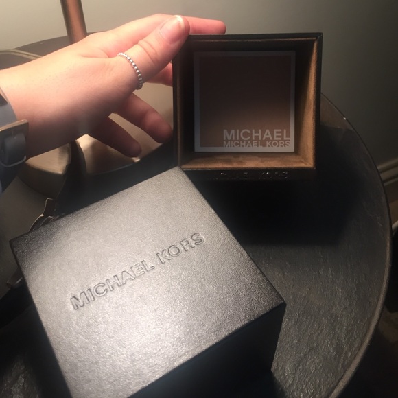 NEW authentic michael kors watch - Picture 3 of 3