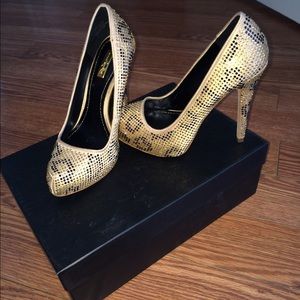 Report Signature heels