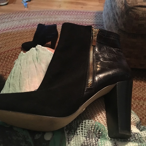 Black suede and croc embossed boogie. - Picture 2 of 4