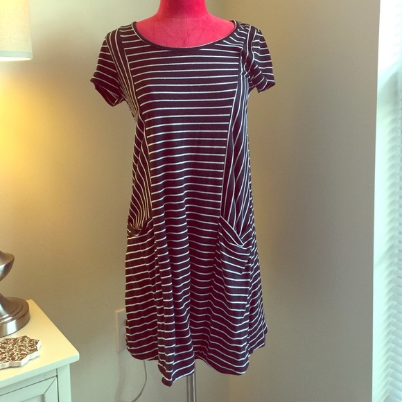 Navy Tshirt dress w/ pockets!