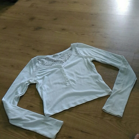 Cropped Long Sleeve Shirt w/ Lace on Upper Back