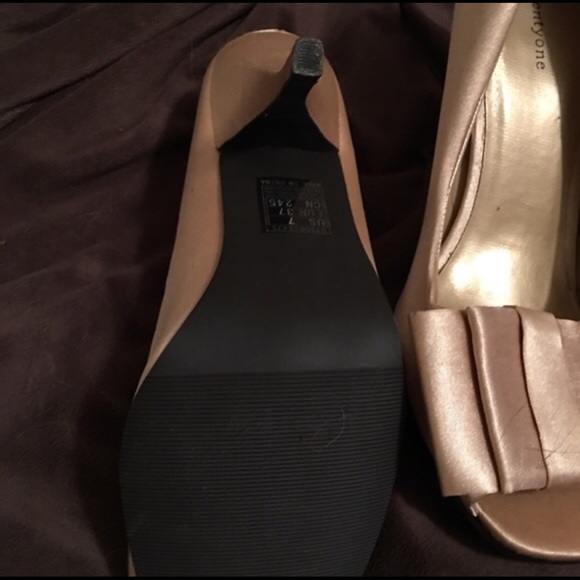 Adorable gold heels- never worn! - Picture 2 of 3