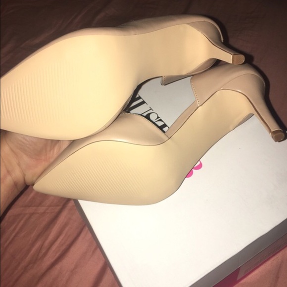 Adorable JustFab nude pumps - Picture 3 of 4