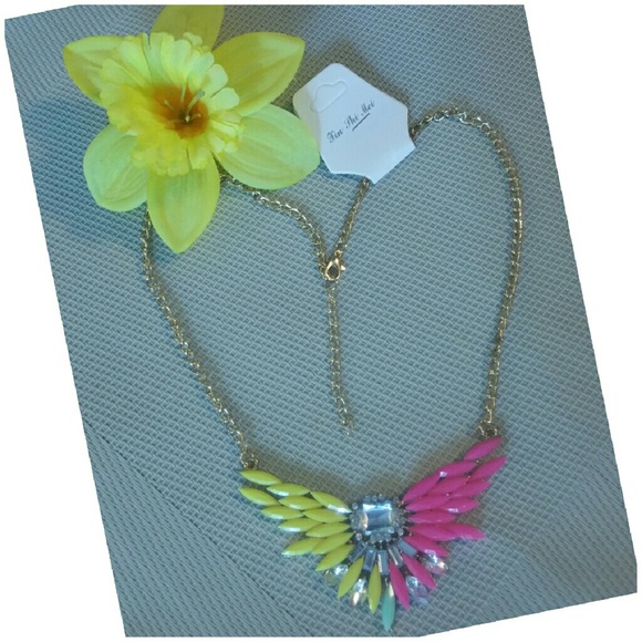NEW LISTING*RESIN WING SHAPE CRYSTAL NECKLACE