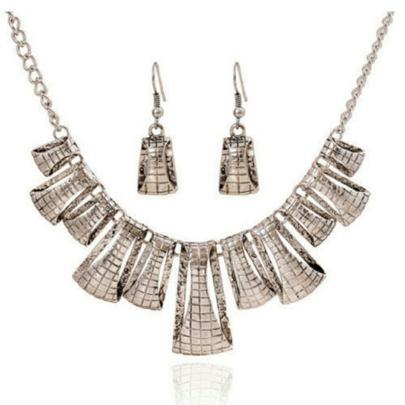 NEW LISTING*SILVER ALLOY NECKLACE & EARRINGS