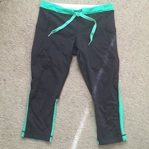 Lululemon Crop- rare! Size 6 or 8