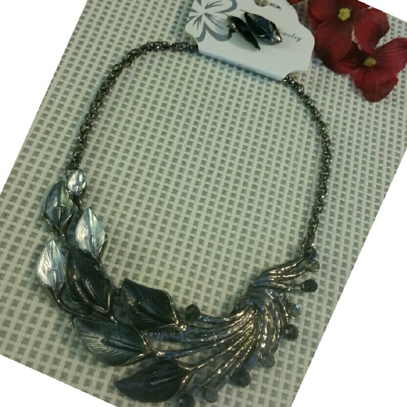 *GORGEOUS*CALLA LILY NECKLACE &EARRING SET - Picture 2 of 3