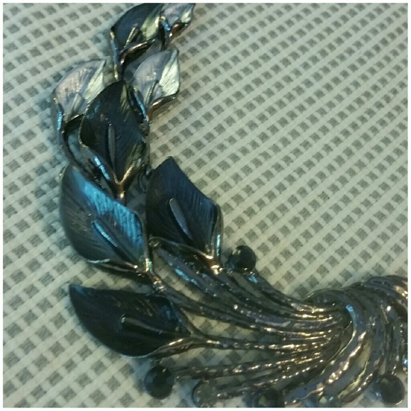 *GORGEOUS*CALLA LILY NECKLACE &EARRING SET - Picture 3 of 3