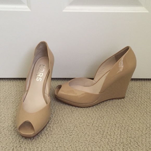 Michael Kors tan patent wedges