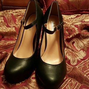 Bella Marie size 8 black platform heels