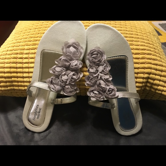 Simply Vera Wang grey sandals/flip flops