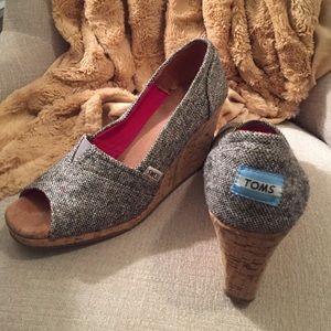 8.5 W Toms Peep Toe Wedges