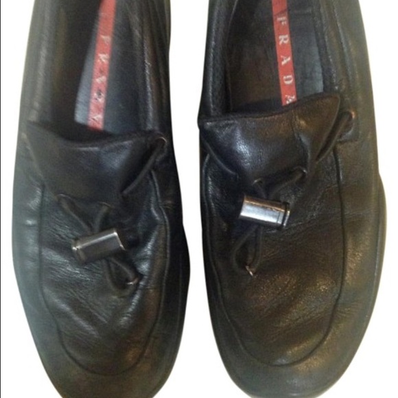 Authentic Prada leather classic toggle loafer - Picture 2 of 4