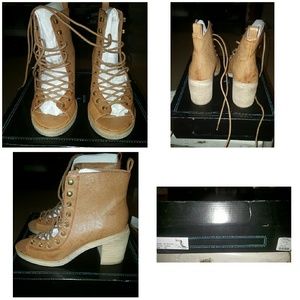 ANKLE BOOTS