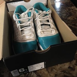 Turquoise Jordans Retro 11 size 6 in youth(boys)
