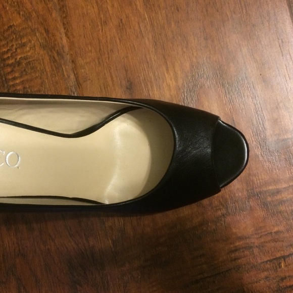 SOLD 🚫Black Leather Peep Toe Pumps - Picture 3 of 4