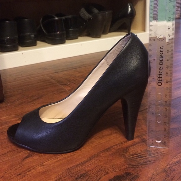 SOLD 🚫Black Leather Peep Toe Pumps - Picture 2 of 4