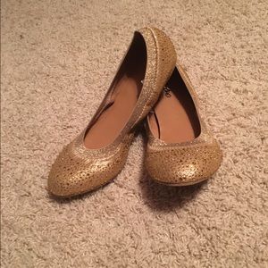 Adorable gold flats!